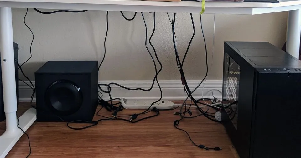 How to Organize Cables and Clean Up Your Gaming Desk?